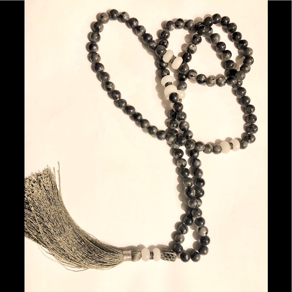 🎊NWOT GREY-GREEN STONE BEADED NECKLACE!💕 🎉 - Picture 1 of 3